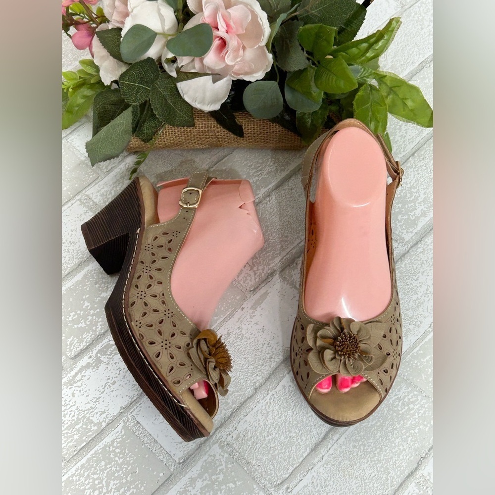 Chic Floral Tan Women's Heels